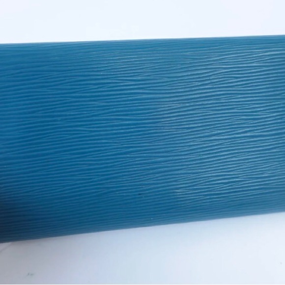 SOLD - LV LOUIS VUITTON Authentic Epi Wallet on a Chain (WOC), Silver Hardware - Picture 3 of 11